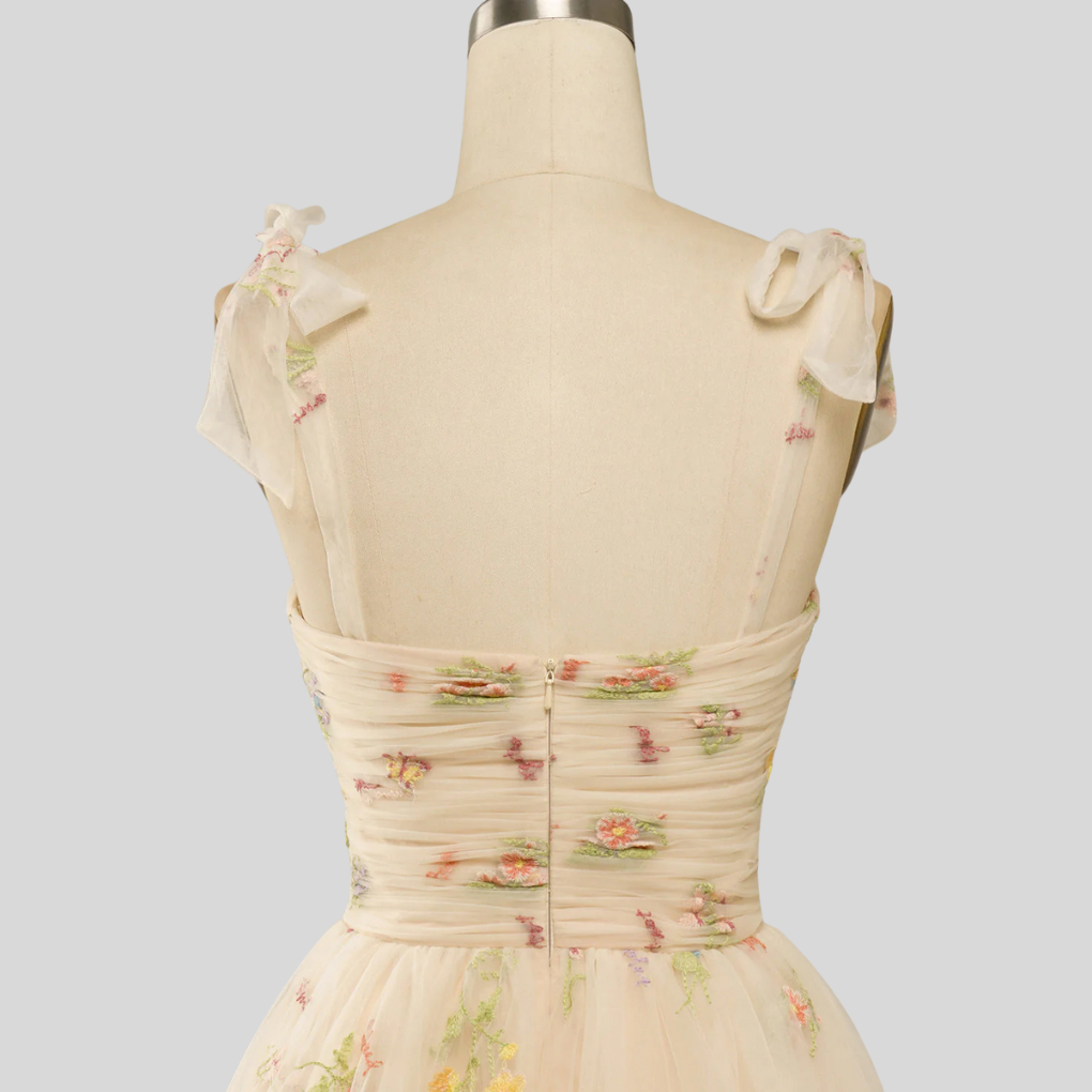 Elegante abito da ballo in tulle ricamato