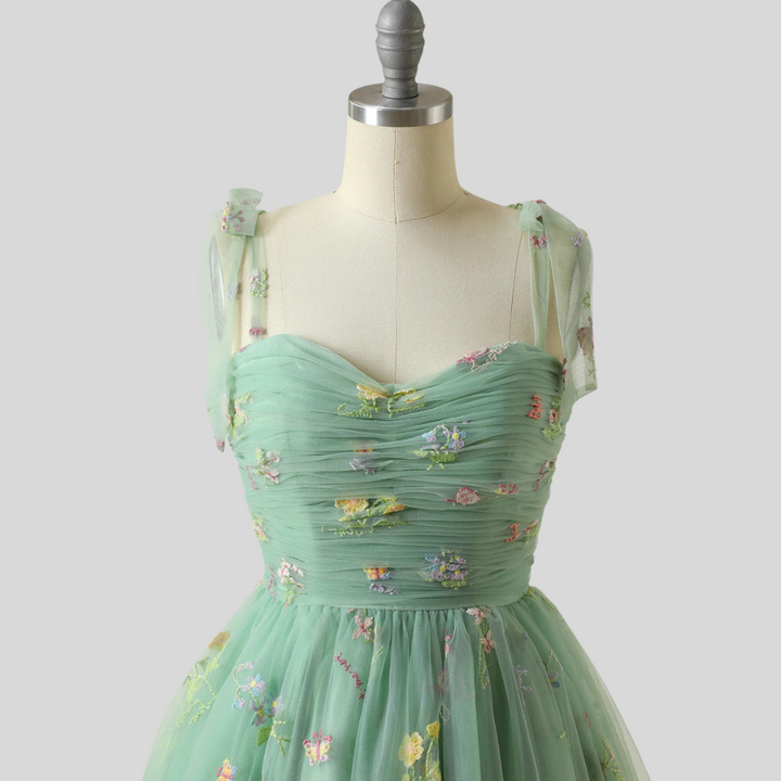 Elegante abito da ballo in tulle ricamato