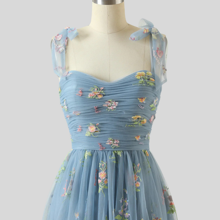 Elegante abito da ballo in tulle ricamato