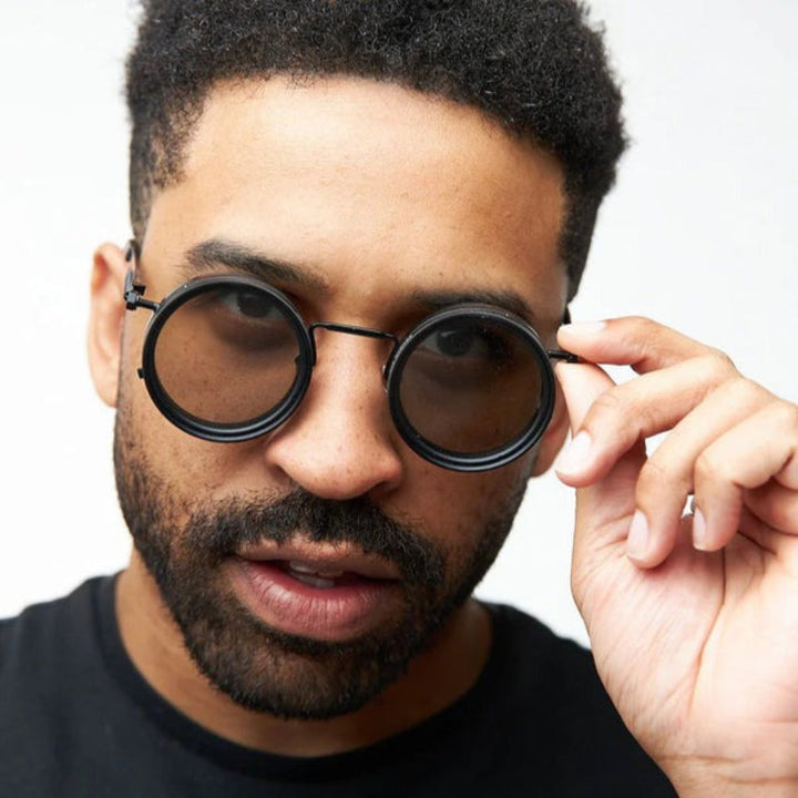 Occhiali da sole con luminosità regolabile