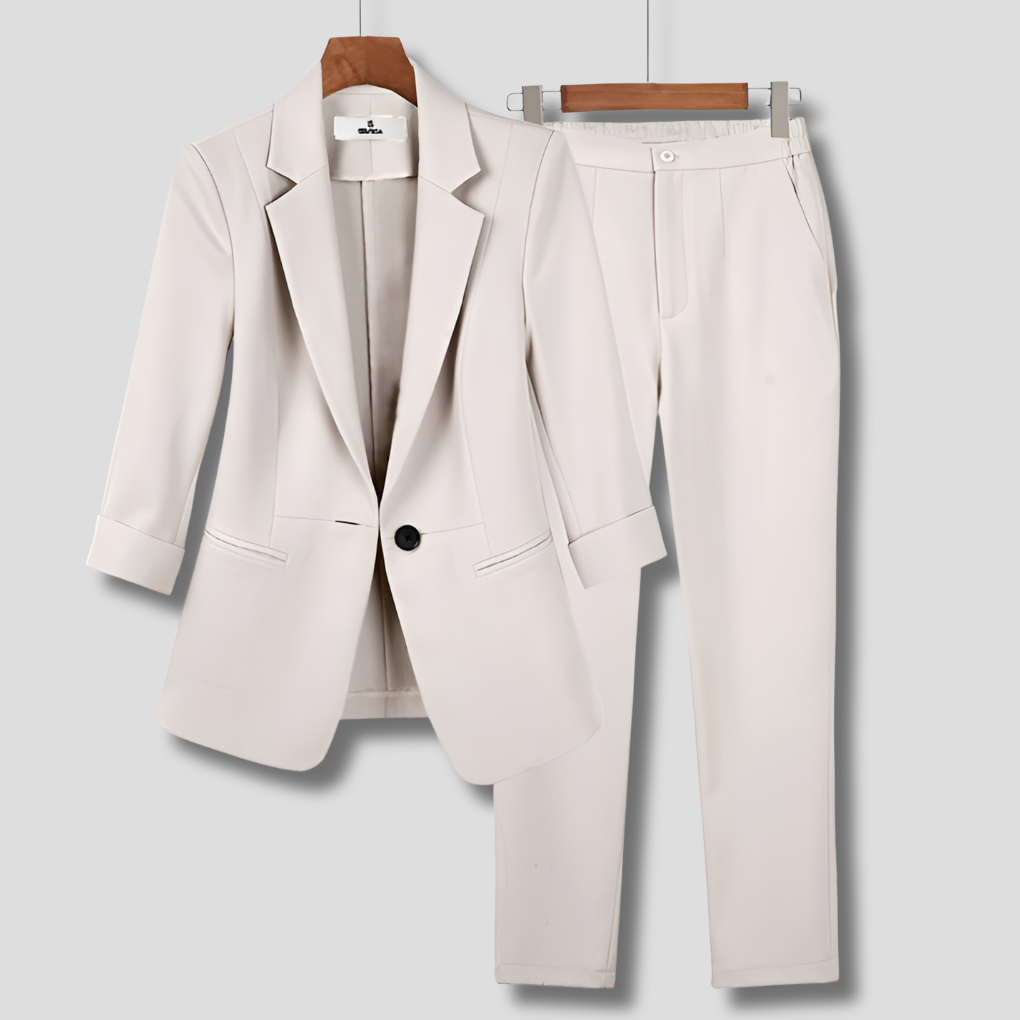 Completo elegante da donna con blazer e pantaloni