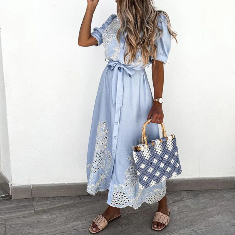 Abito blu ricamato da donna con dettagli eleganti