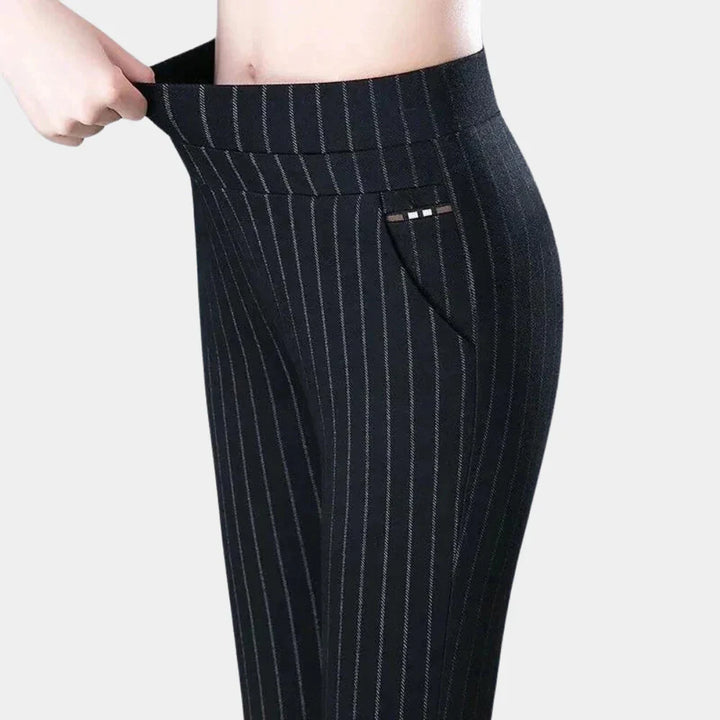 Comodi pantaloni elasticizzati a vita alta