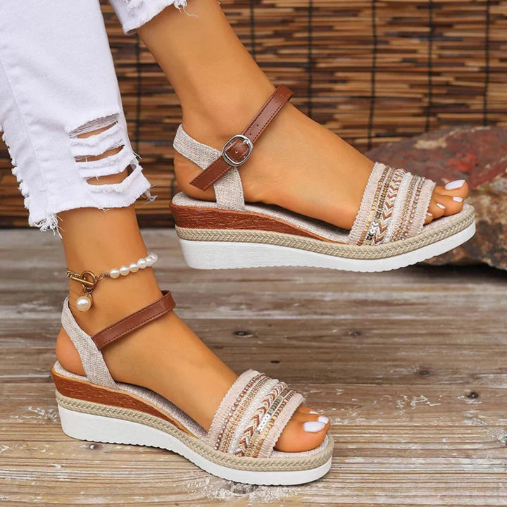 Sandali con zeppa in stile boho da donna