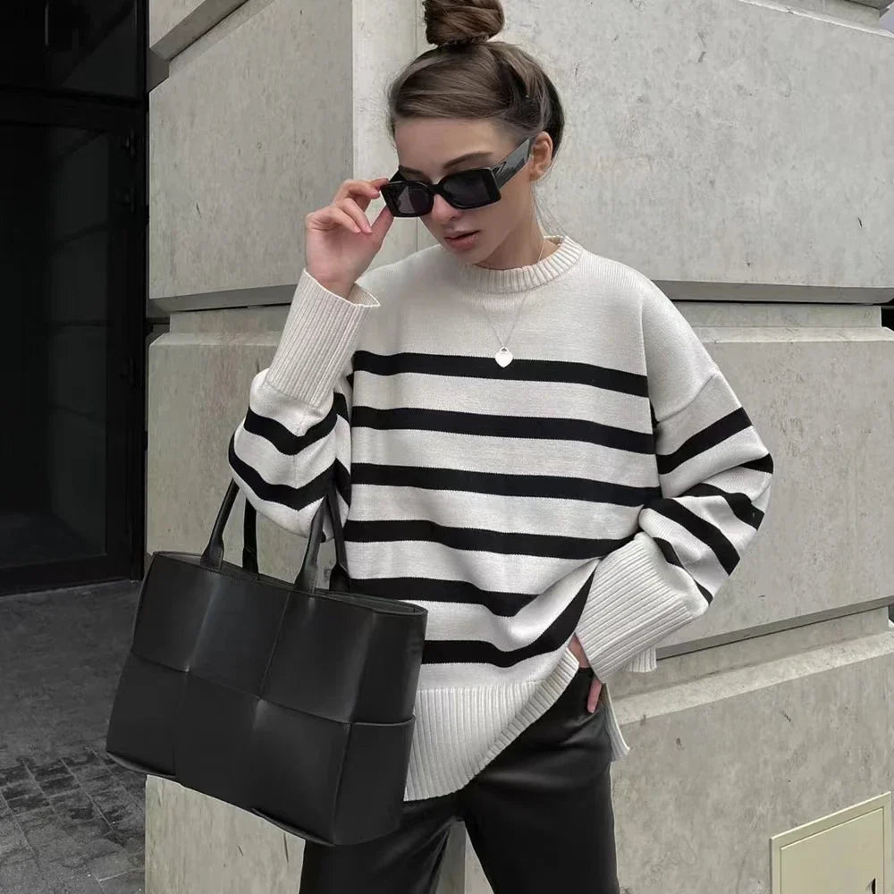 StripeComfort - Maglione Oversize con Design a Righe e Collo Rotondo