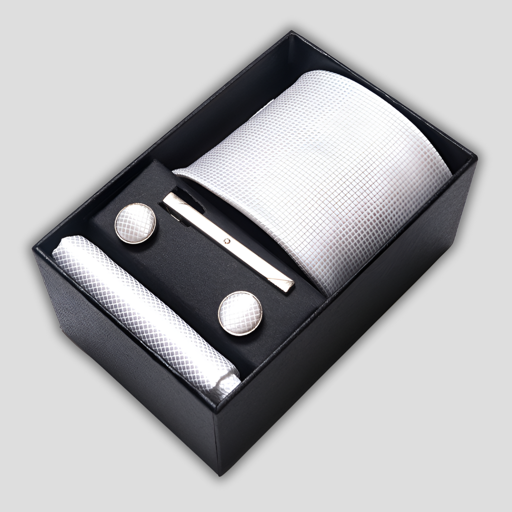 Set con Cravatta a Quadri, Pochette, Gemelli, Fermacravatta e Confezione Regalo: Eleganza Completa per Ogni Occasione