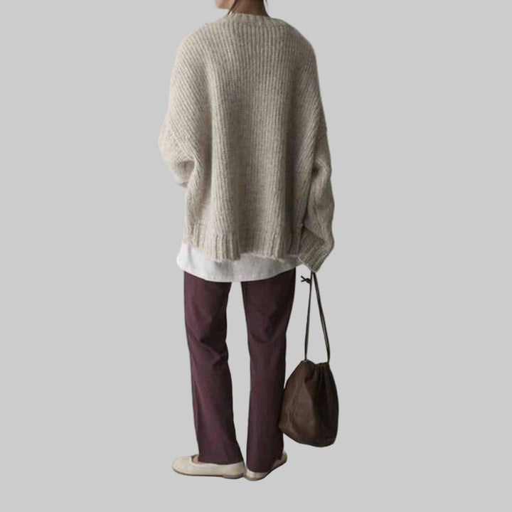 Maglione oversize color avorio con tasca frontale