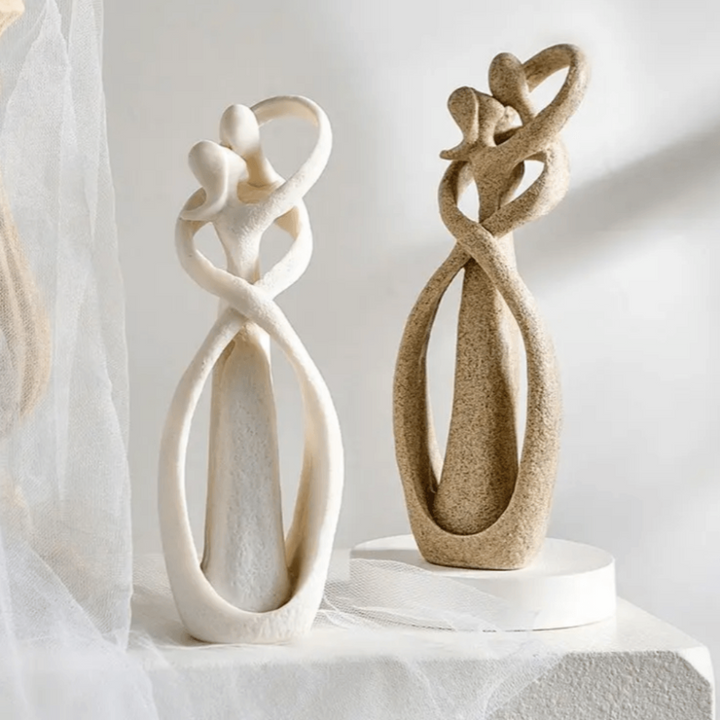 Scultura astratta di amore senza tempo