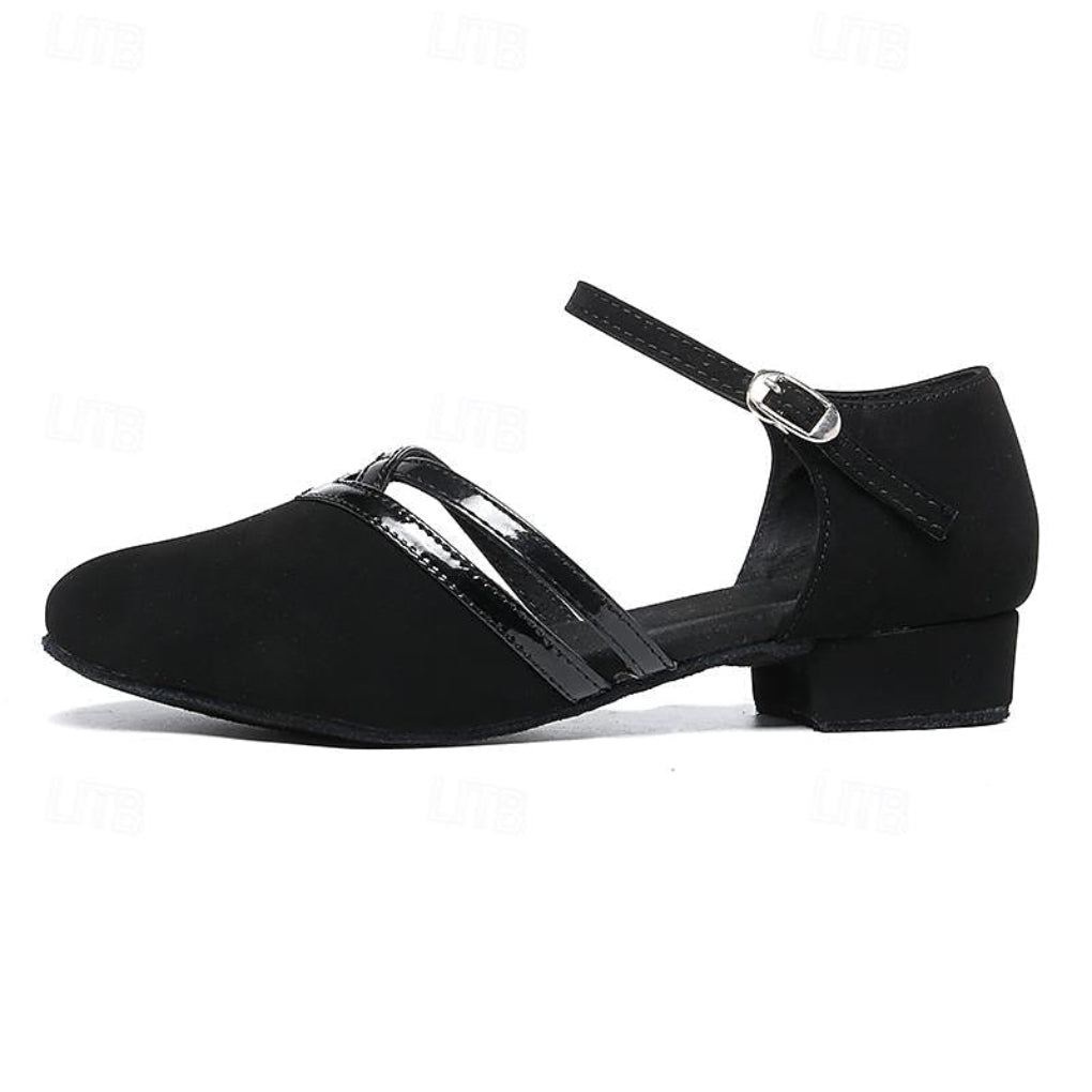 Scarpe da ballo latino per ragazze sulla pista da ballo