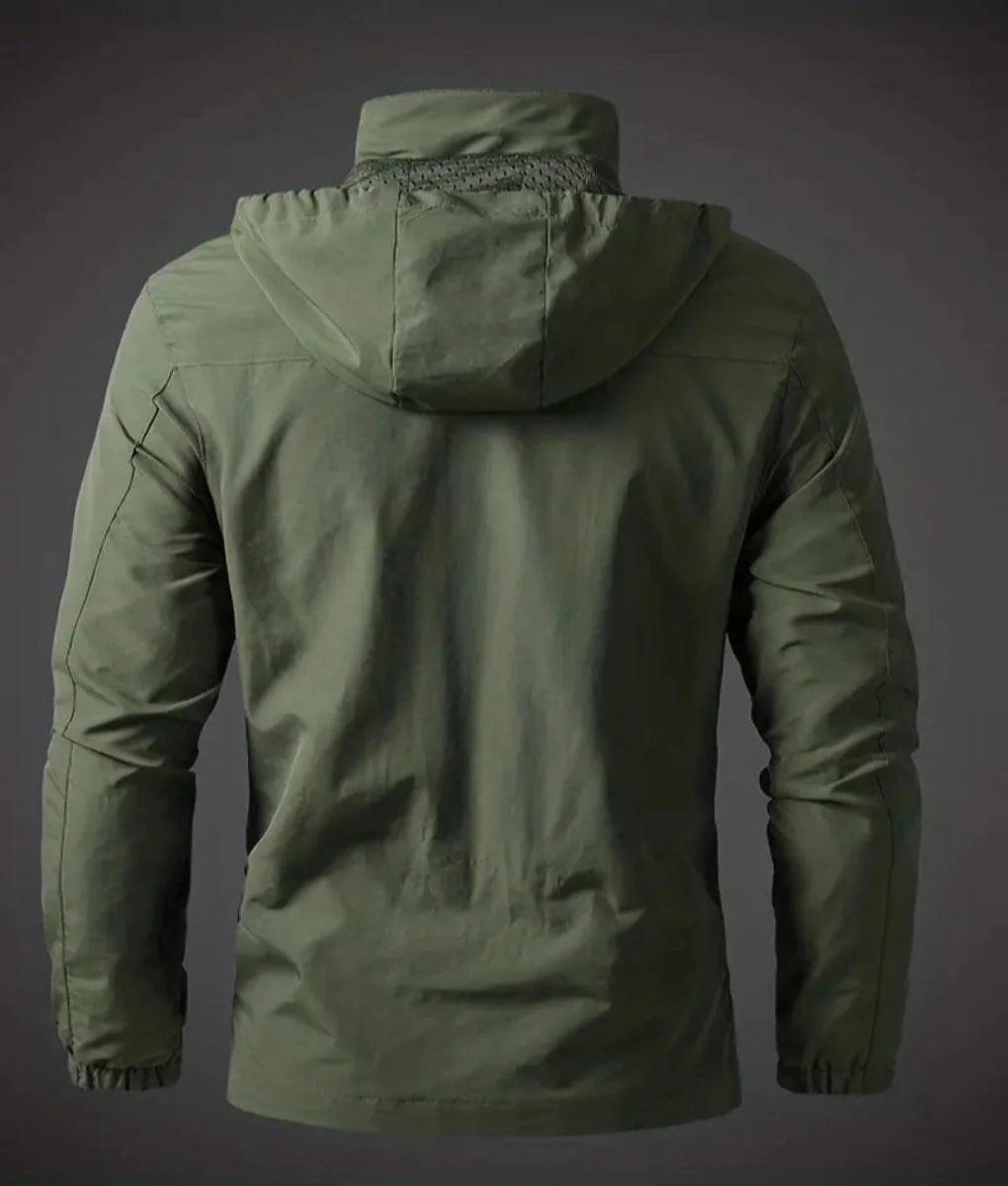 Men's outdoor jacket: a practical, weatherproof piece for every adventure.
