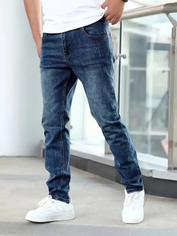 Jeans Casual e Stile per l'Uomo Moderno: Comfort e Versatilità per Ogni Giorno