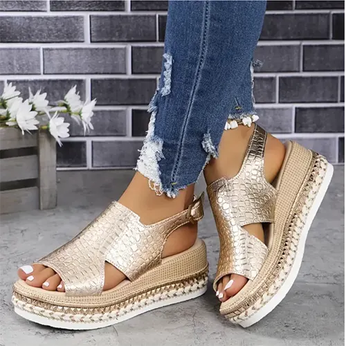 Sandali con plateau alla moda per le donne