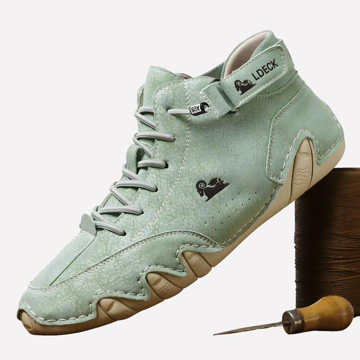 Zapatos de hombre a pies descalzos