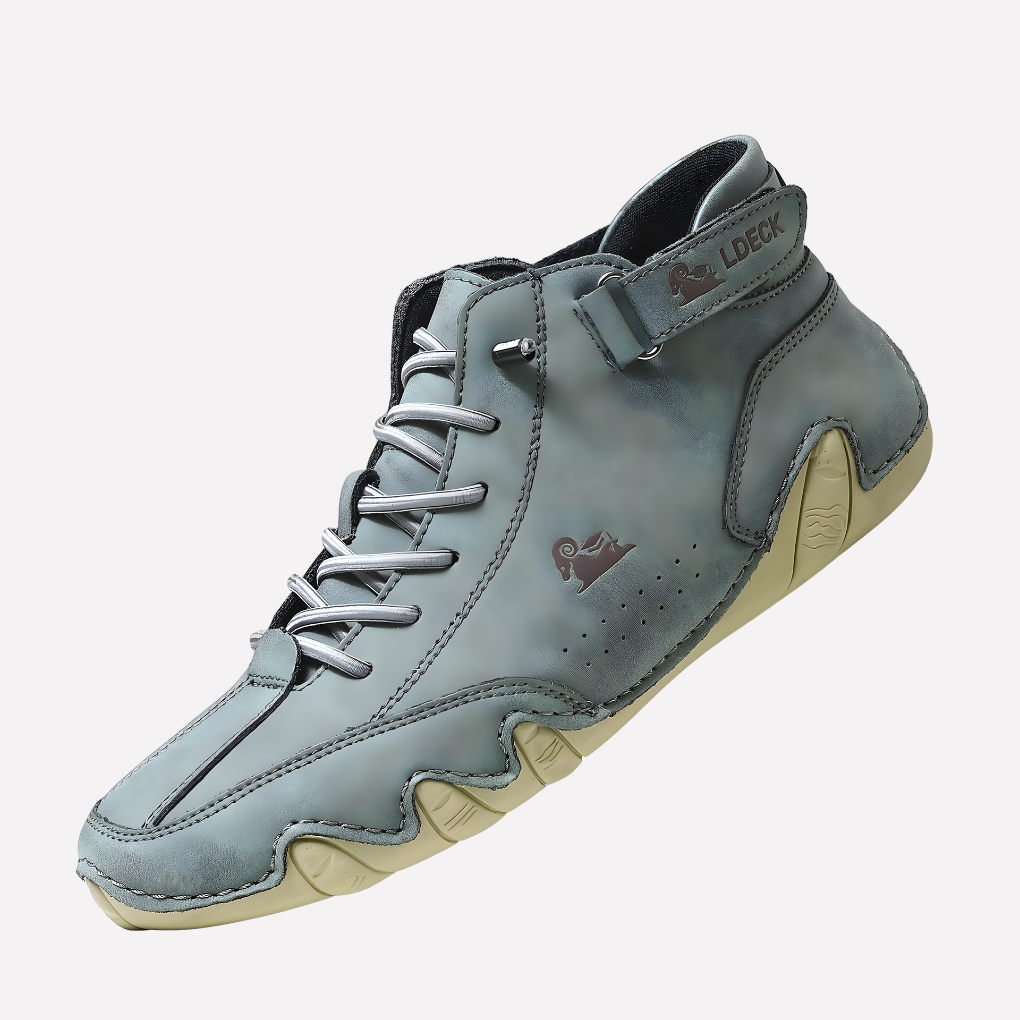 Zapatos de hombre a pies descalzos