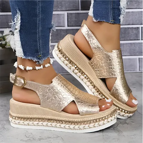 Sandali con plateau alla moda per le donne