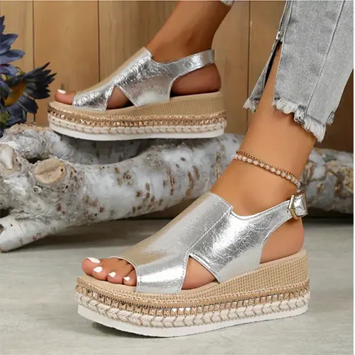 Sandali con plateau alla moda per le donne