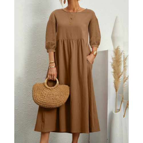 Abito estivo elegante da donna con lavorazione smocked