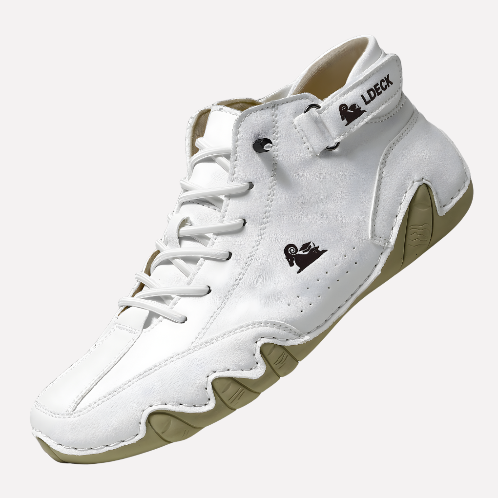 Zapatos de hombre a pies descalzos