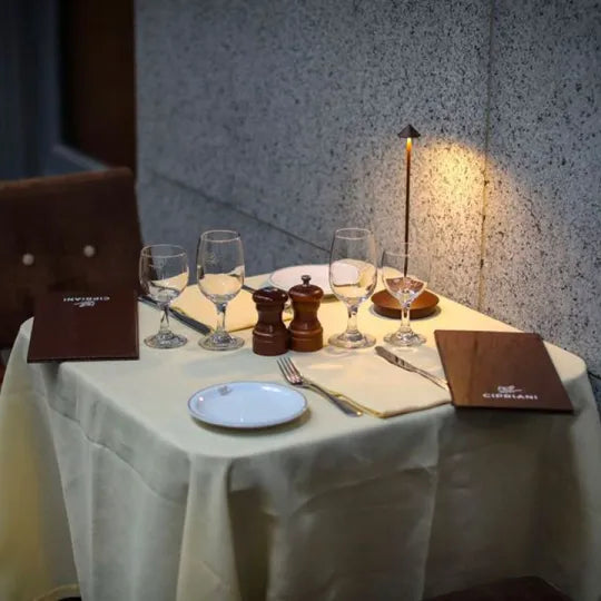 Moderna lampada da tavolo LED sottile e senza fili per un'illuminazione elegante