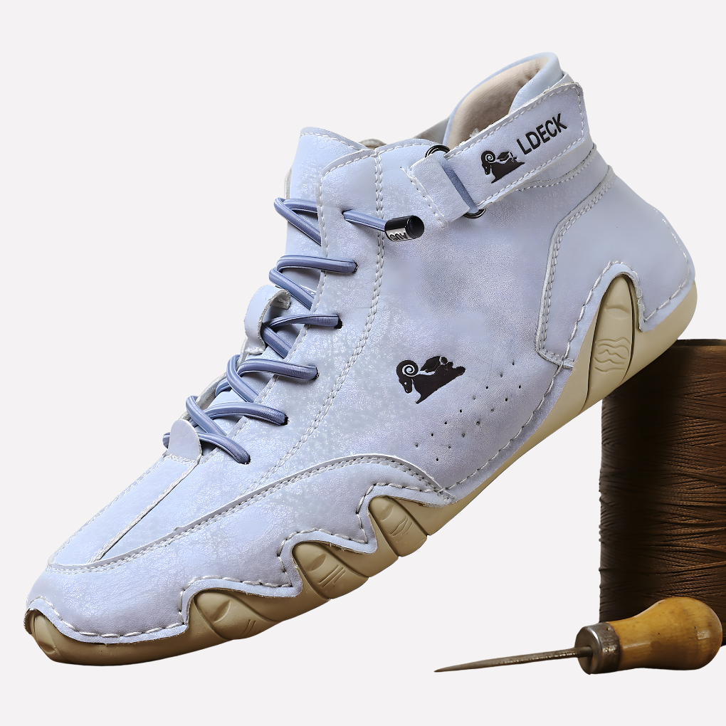 Zapatos de hombre a pies descalzos