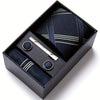 Set con Cravatta a Quadri, Pochette, Gemelli, Fermacravatta e Confezione Regalo: Eleganza Completa per Ogni Occasione
