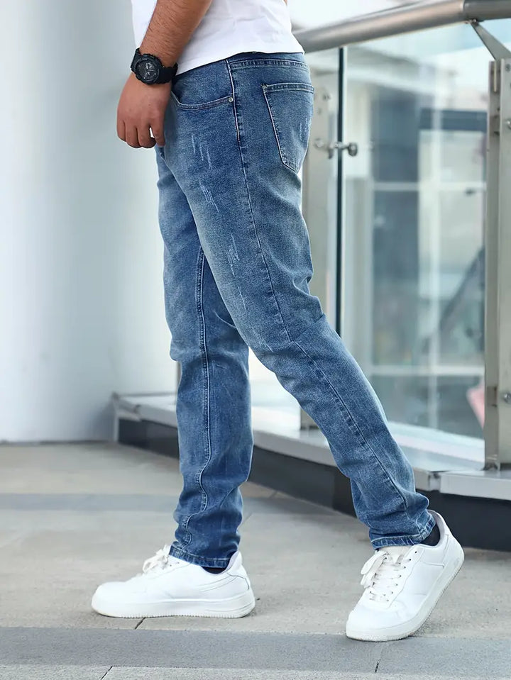 Jeans Casual e Stile per l'Uomo Moderno: Comfort e Versatilità per Ogni Giorno