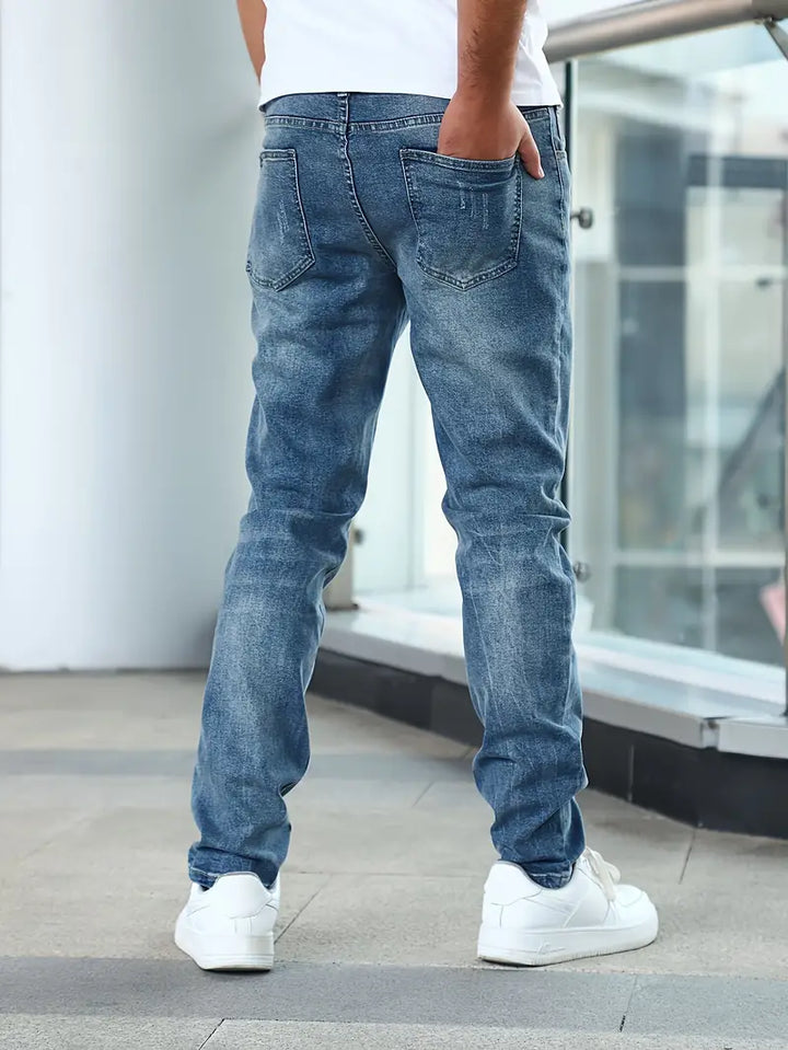 Jeans Casual e Stile per l'Uomo Moderno: Comfort e Versatilità per Ogni Giorno