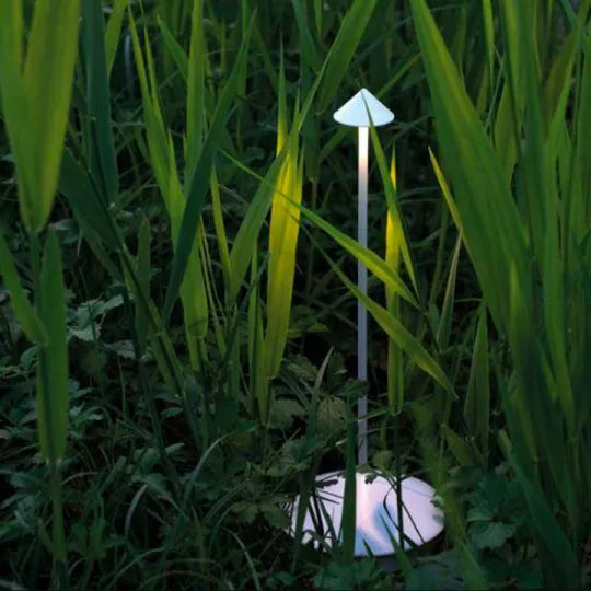 Moderna lampada da tavolo LED sottile e senza fili per un'illuminazione elegante