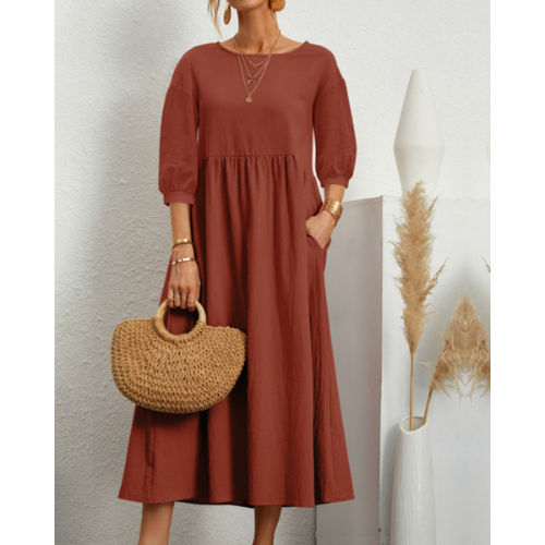 Abito estivo elegante da donna con lavorazione smocked