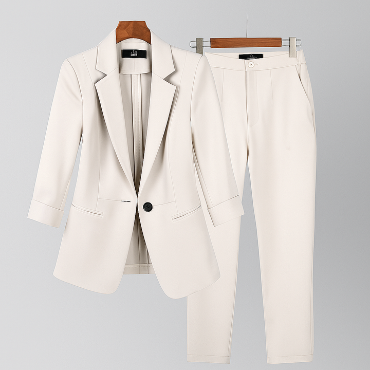 Completo elegante da donna con blazer e pantaloni
