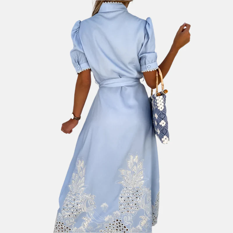 Abito blu ricamato da donna con dettagli eleganti