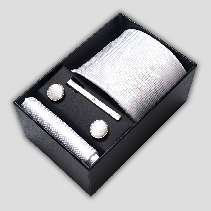 Set con Cravatta a Quadri, Pochette, Gemelli, Fermacravatta e Confezione Regalo: Eleganza Completa per Ogni Occasione