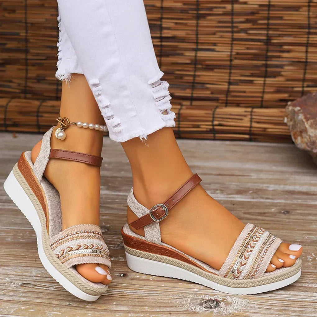 Sandali con zeppa in stile boho da donna