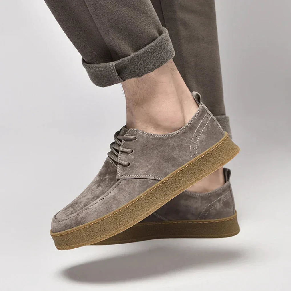 Sneakers in pelle scamosciata da uomo: eleganti e versatili