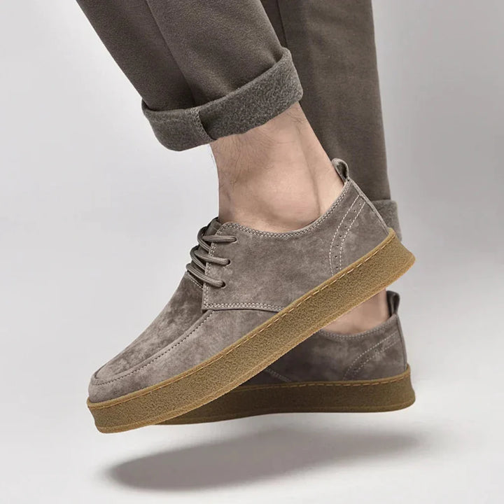 Sneakers in pelle scamosciata da uomo: eleganti e versatili