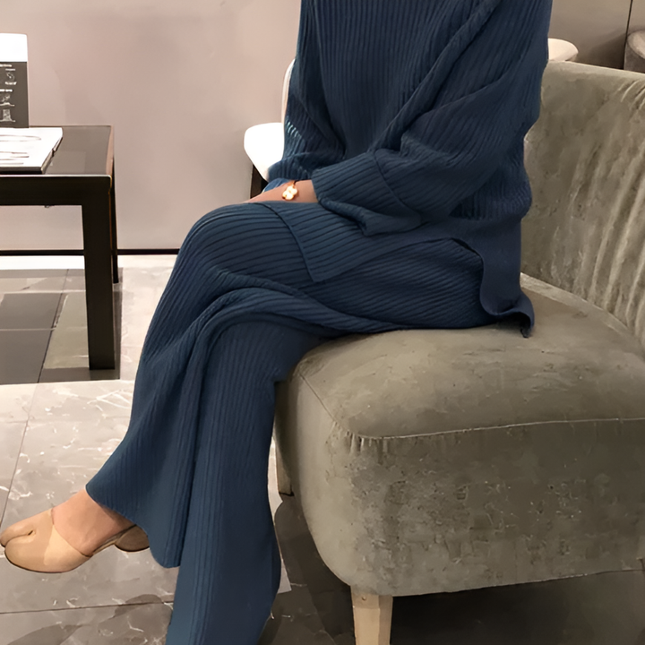 Completo maglione e pantaloni in maglia