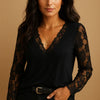 Camicetta in pizzo con scollo a V per donna