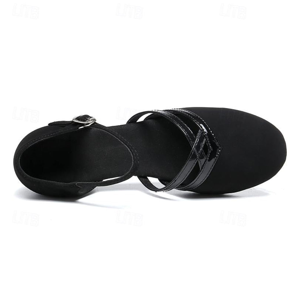 Scarpe da ballo latino per ragazze sulla pista da ballo