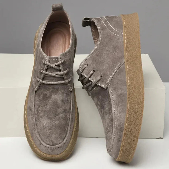 Sneakers in pelle scamosciata da uomo: eleganti e versatili