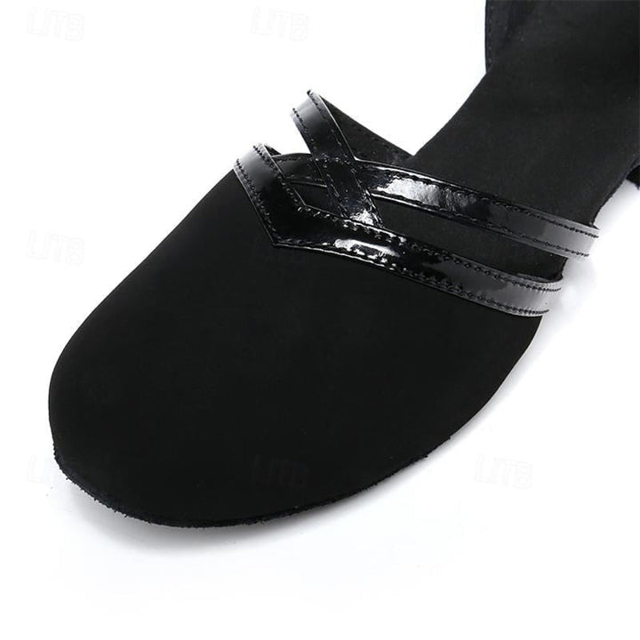 Scarpe da ballo latino per ragazze sulla pista da ballo